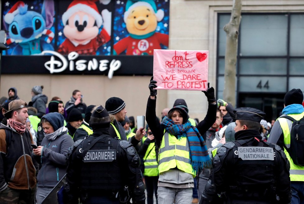 Na pařížské třídě Champs-Élysées se dnes dopoledne k protivládním protestům sešly zatím jen stovky členů hnutí takzvaných žlutých vest. (15.12.2018)