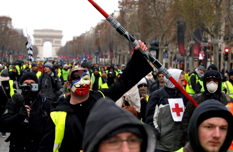 Na pařížské třídě Champs-Élysées se dnes dopoledne k protivládním protestům sešly zatím jen stovky členů hnutí takzvaných žlutých vest. (15.12.2018)