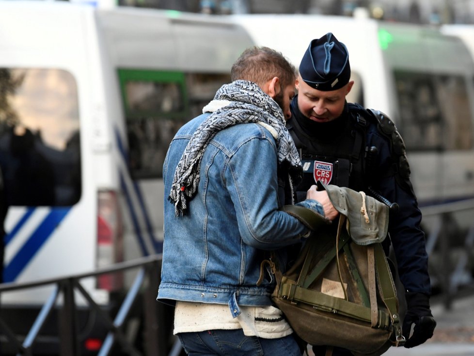 V Paříži znovu protestují „žluté vesty“. Demonstrace město ochromily, zavřené jsou památky i nejznámější obchodní centra. (8.12.2018)