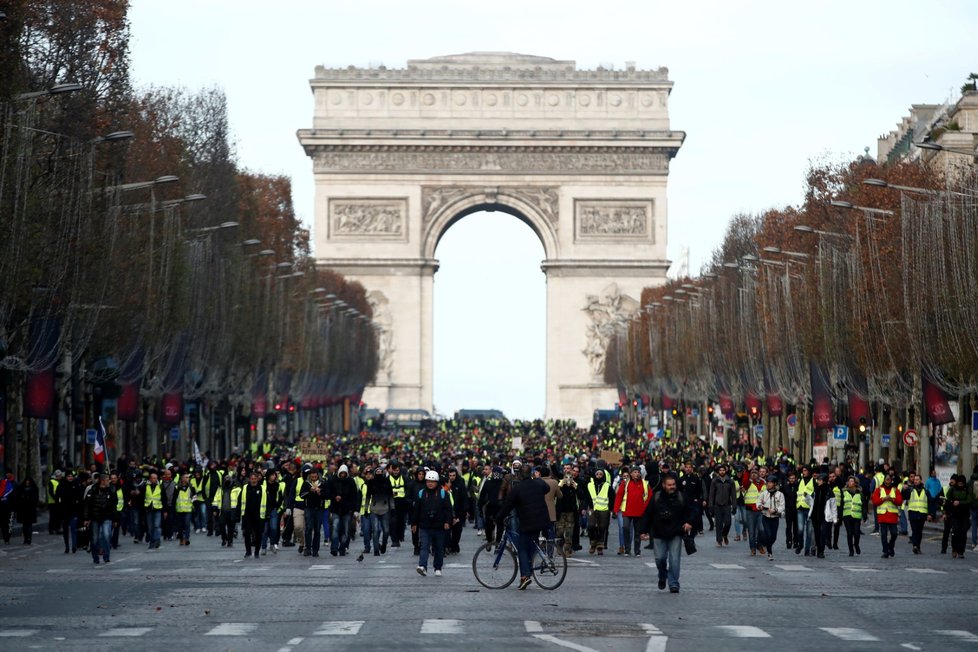 V Paříži znovu protestují „žluté vesty“. Demonstrace město ochromily, zavřené jsou památky i nejznámější obchodní centra. (8.12.2018)