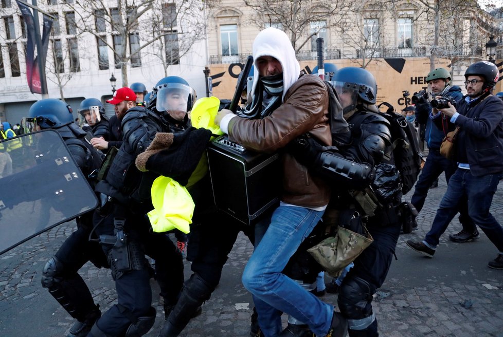 Policie zadržela skoro 300 lidí ještě před oficiálním začátkem akce.