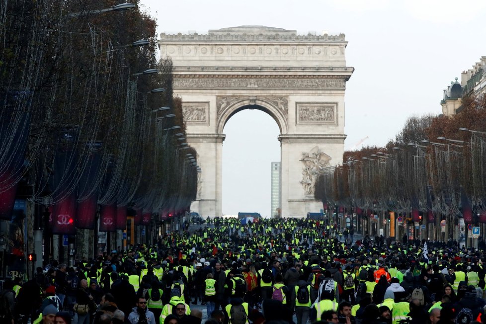 V Paříži znovu protestují „žluté vesty“. Demonstrace město ochromily, zavřené jsou památky i nejznámější obchodní centra. (8.12.2018)