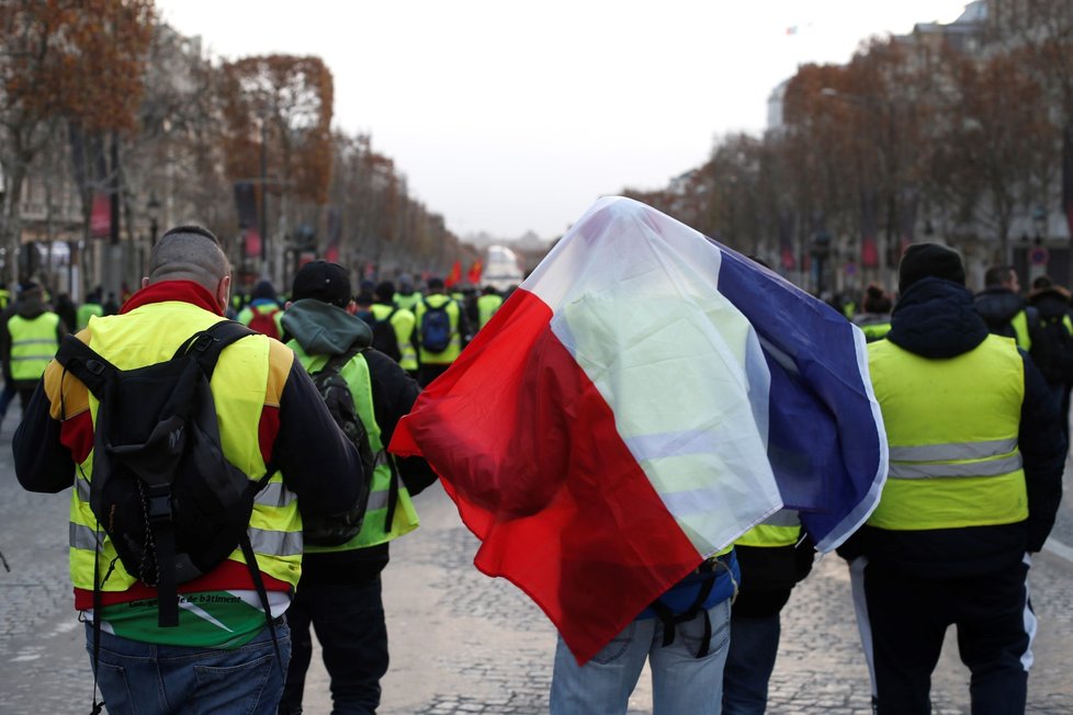 V Paříži znovu protestují „žluté vesty“. Demonstrace město ochromily, zavřené jsou památky i nejznámější obchodní centra. (8.12.2018)