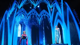 Anna a Elsa z Ledového království - herci jsou od návštěvníků odděleni
