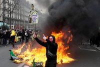Peklo v Paříži: Francouzi znovu stávkují kvůli důchodům. „Policie mrzačí. My neodpouštíme!“ zní davem