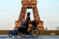 Nevolnost a halucinace: Turisty v Paříži postihuje neznámý syndrom. Co ho způsobuje?