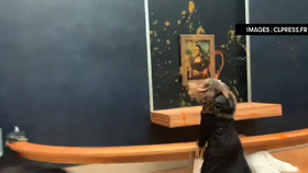 Aktivistky zacákaly polévkou sklo, které chrání obraz Mony Lisy. (28.1.2024)