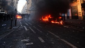 Záběry rozsáhlých protestů a nepokojů ve Francii, které provázejí střety demonstrantů s policií, požáry a rabování obchodů (říjen 2026)
