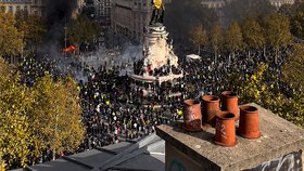 Záběry rozsáhlých protestů a nepokojů ve Francii, které provázejí střety demonstrantů s policií, požáry a rabování obchodů (říjen 2026)