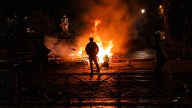 Záběry rozsáhlých protestů a nepokojů ve Francii, které provázejí střety demonstrantů s policií, požáry a rabování obchodů (říjen 2026)