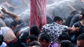 Záběry rozsáhlých protestů a nepokojů ve Francii, které provázejí střety demonstrantů s policií, požáry a rabování obchodů (říjen 2026)