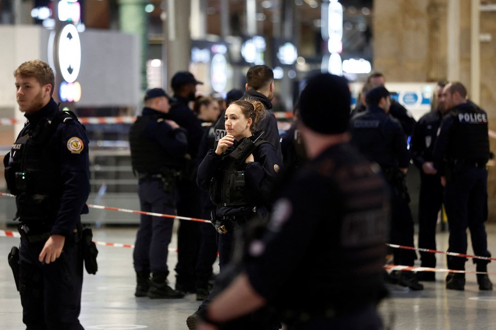 Útočník na nádraží v Paříži pobodal několik lidí!