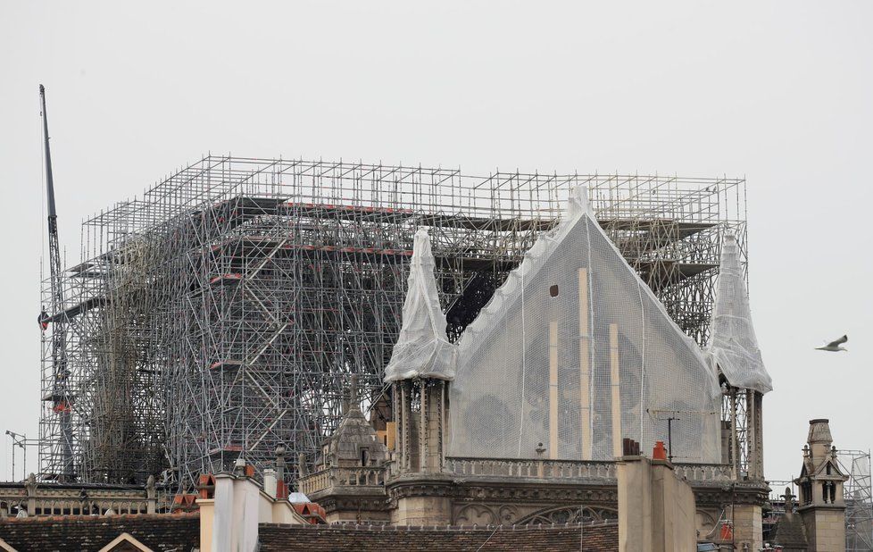 Nad pařížskou katedrálou Notre-Dame, které minulý týden shořela střecha i s krovem, začali lezci natahovat provizorní ochrannou plachtu. Meteorologové totiž na následující dny předpovídají vydatný déšť. (23. 4. 2019)