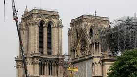 Nad pařížskou katedrálu Notre-Dame, které minulý týden shořela střecha i s krovem, začali lezci natahovat provizorní ochrannou plachtu. Meteorologové totiž na následující dny předpovídají vydatný déšť. (23.4.2019)