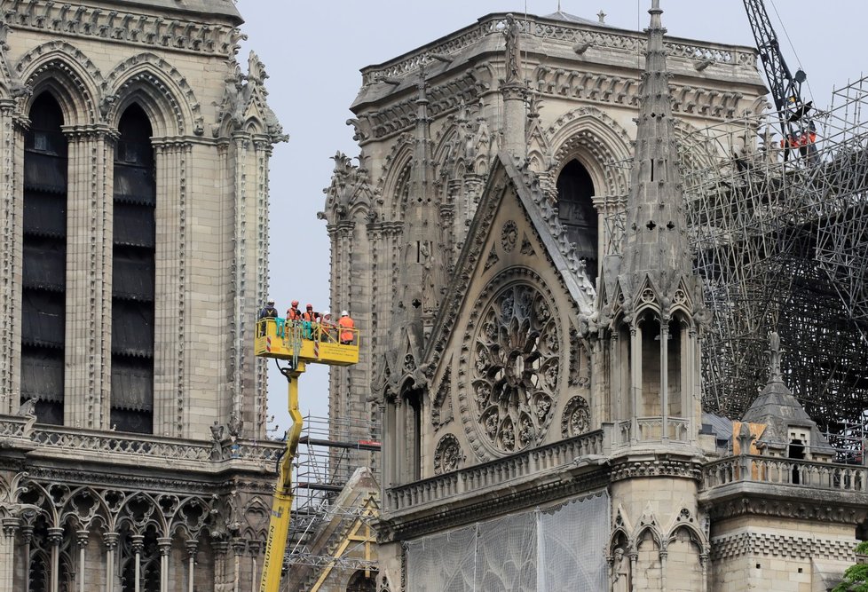 Nad pařížskou katedrálu Notre-Dame, které minulý týden shořela střecha i s krovem, začali lezci natahovat provizorní ochrannou plachtu. Meteorologové totiž na následující dny předpovídají vydatný déšť. (23. 4. 2019)