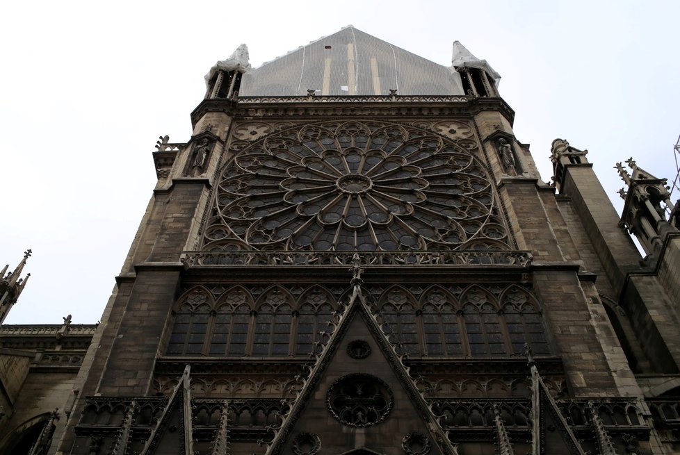 Na pařížskou katedrálu Notre-Dame, které minulý týden shořela střecha i s krovem, začali lezci natahovat provizorní ochrannou plachtu. Meteorologové totiž na následující dny předpovídají vydatný déšť (23. 4. 2019).