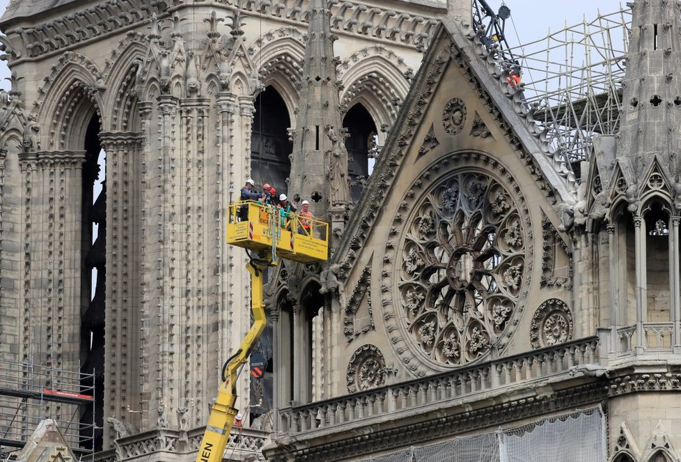 Nad pařížskou katedrálu Notre-Dame, které minulý týden shořela střecha i s krovem, začali lezci natahovat provizorní ochrannou plachtu. Meteorologové totiž na následující dny předpovídají vydatný déšť. (23.4.2019)