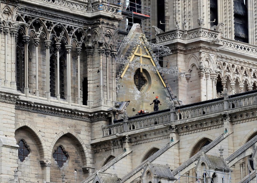 Na pařížskou katedrálu Notre-Dame, které minulý týden shořela střecha i s krovem, začali lezci natahovat provizorní ochrannou plachtu. Meteorologové totiž na následující dny předpovídají vydatný déšť (23. 4. 2019).