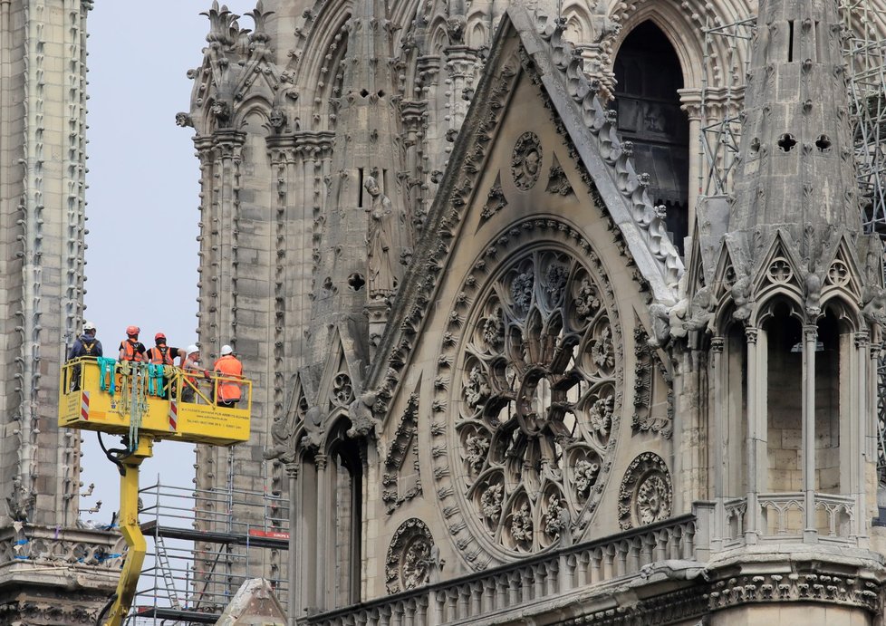 Nad pařížskou katedrálou Notre-Dame, které minulý týden shořela střecha i s krovem, začali lezci natahovat provizorní ochrannou plachtu. Meteorologové totiž na následující dny předpovídají vydatný déšť. (23. 4. 2019)