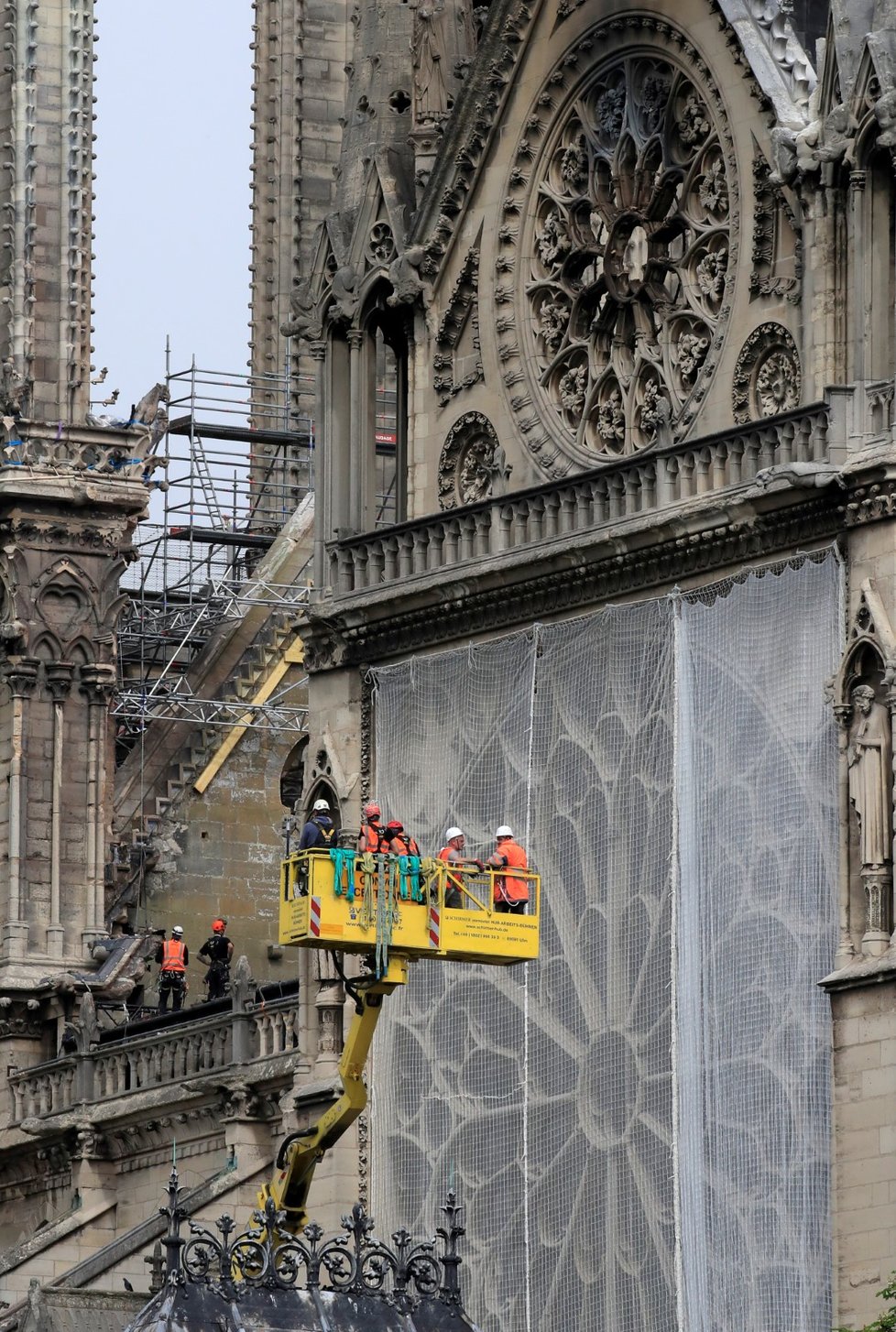 Nad pařížskou katedrálu Notre-Dame, které minulý týden shořela střecha i s krovem, začali lezci natahovat provizorní ochrannou plachtu. Meteorologové totiž na následující dny předpovídají vydatný déšť. (23.4.2019)