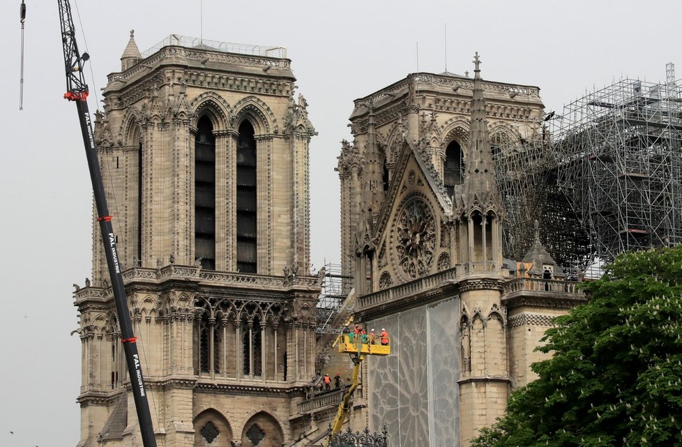 Nad pařížskou katedrálu Notre-Dame, které minulý týden shořela střecha i s krovem, začali lezci natahovat provizorní ochrannou plachtu. Meteorologové totiž na následující dny předpovídají vydatný déšť. (23.4.2019)