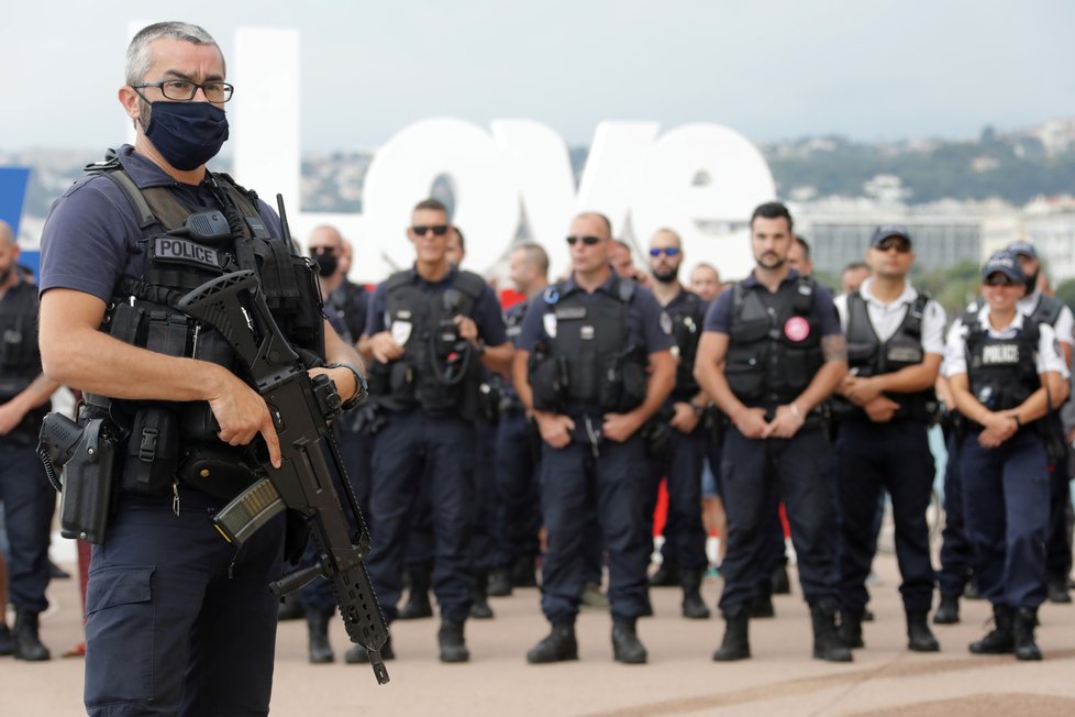 Policie uzavřela pařížské nákupní centrum, hledá ozbrojeného muže. (Ilustrační foto)