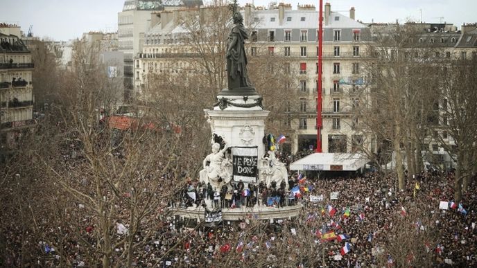 V Paříži probíhá pochod k uctění památky obětí teroristů