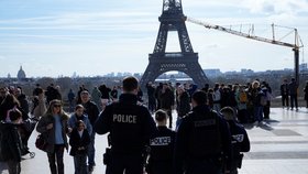 Policisté v centru Paříže.