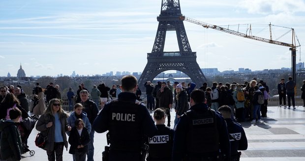 Varování před terorem ve Francii: ISIS plánoval útok, tvrdí Macron. V pohotovosti je i Itálie