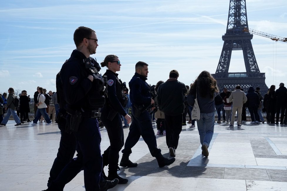 Policisté v centru Paříže.