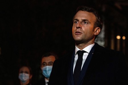 Francouzský prezident Emmanuel Macron na pařížském předměstí, kde 18letý mladík popravil na ulici učitele dějepisu (16.10.2020)