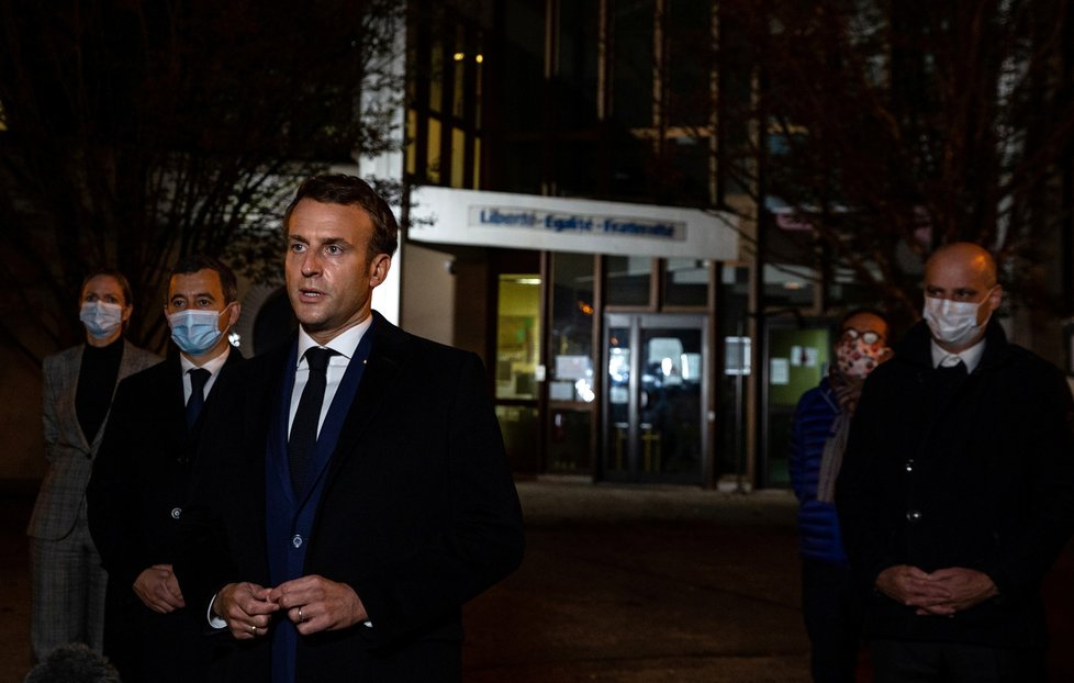 Francouzský prezident Emmanuel Macron na pařížském předměstí, kde 18letý mladík popravil na ulici učitele dějepisu (16. 10. 2020).