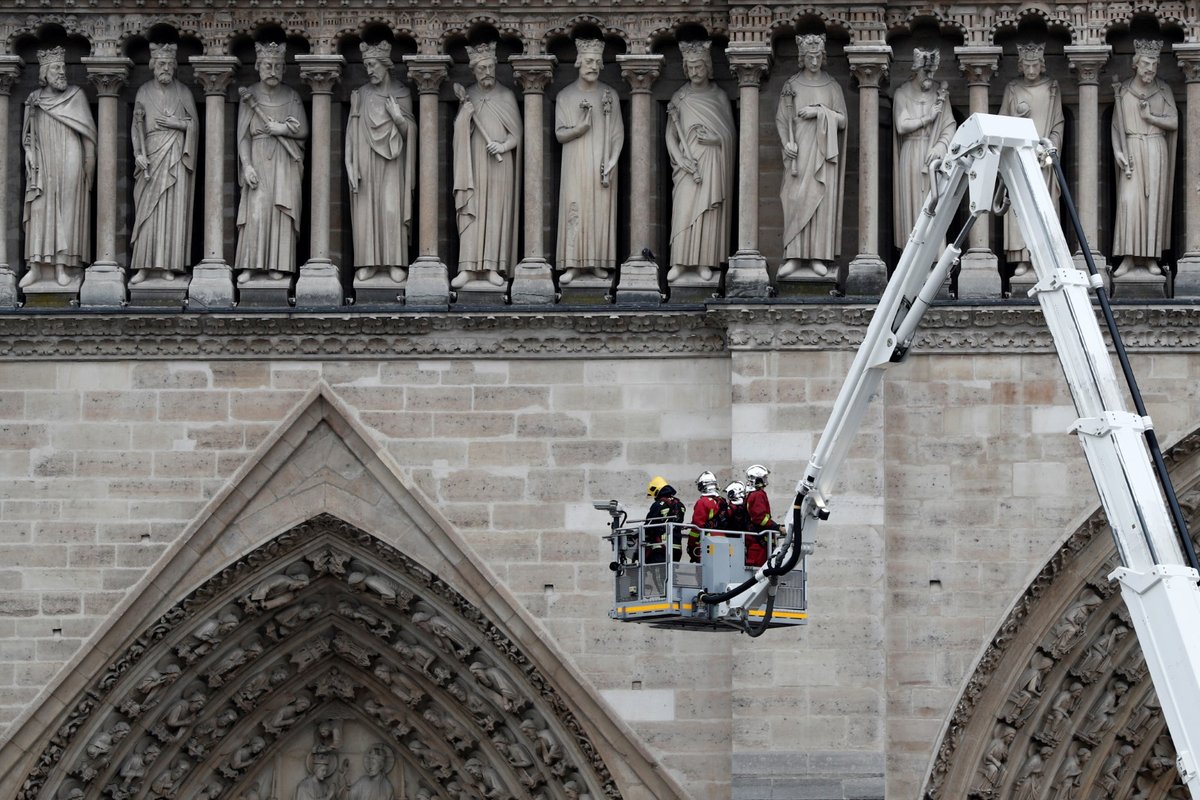 Hasiči už zcela zlikvidovali požár katedrály Notre-Dame. V chrámu jich ale bude ještě asi stovka dál hlídkovat. (16.4.2019)