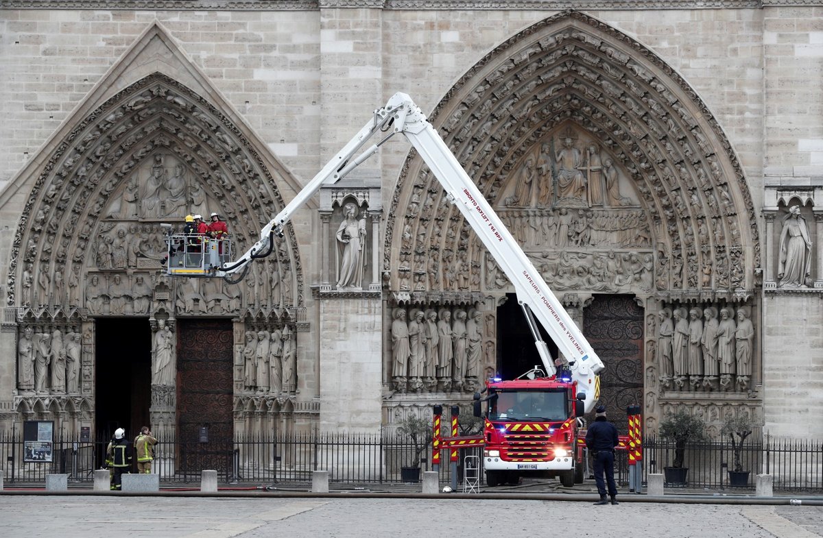 Hasiči už zcela zlikvidovali požár katedrály Notre-Dame. V chrámu jich ale bude ještě asi stovka dál hlídkovat. (16.4.2019)