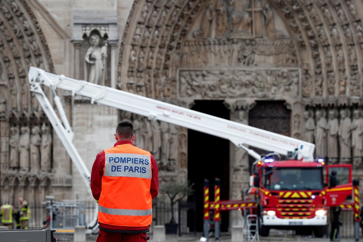 Hasiči už zcela zlikvidovali požár katedrály Notre-Dame. V chrámu jich ale bude ještě asi stovka dál hlídkovat. (16.4.2019)