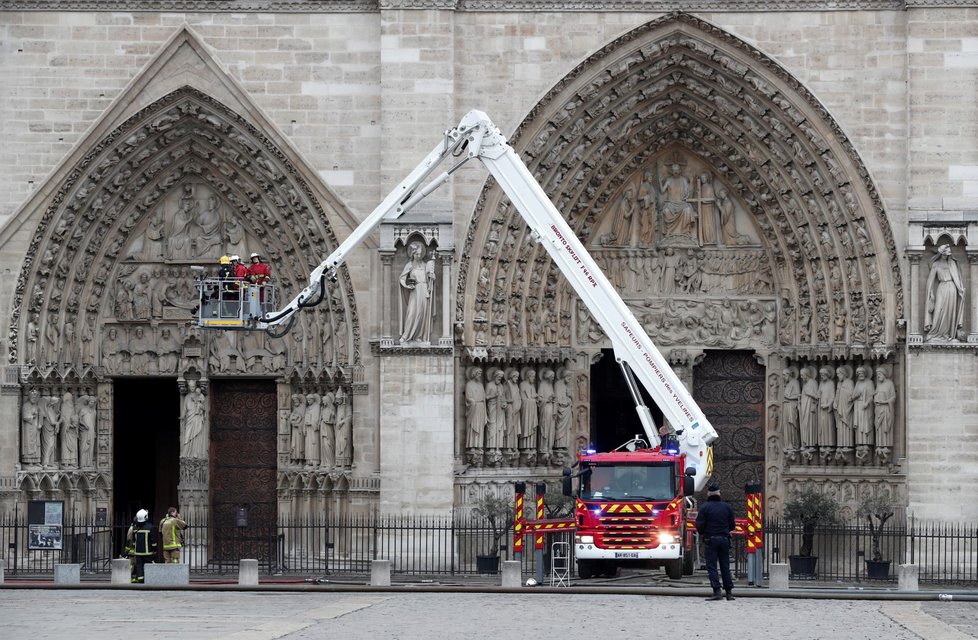 Hasiči už zcela zlikvidovali požár katedrály Notre-Dame. V chrámu jich ale bude ještě asi stovka dál hlídkovat. (16. 4. 2019)
