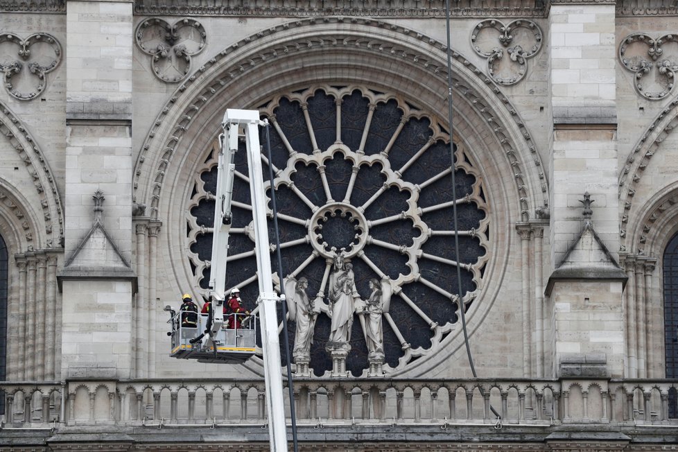 Hasiči už zcela zlikvidovali požár katedrály Notre-Dame. V chrámu jich ale bude ještě asi stovka dál hlídkovat. (16. 4. 2019)