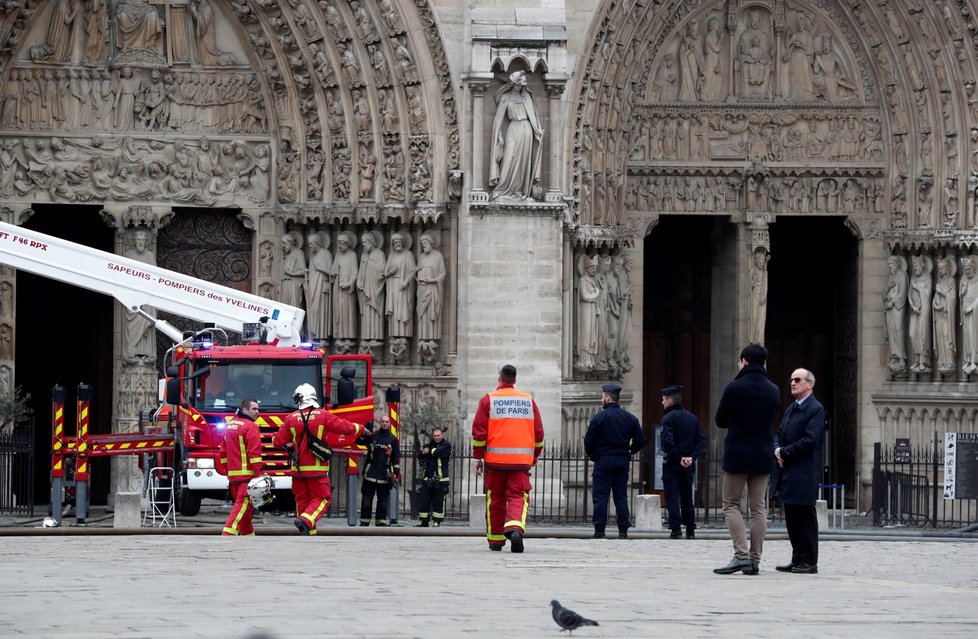 Hasiči už zcela zlikvidovali požár katedrály Notre-Dame. V chrámu jich ale bude ještě asi stovka dál hlídkovat. (16.4.2019)