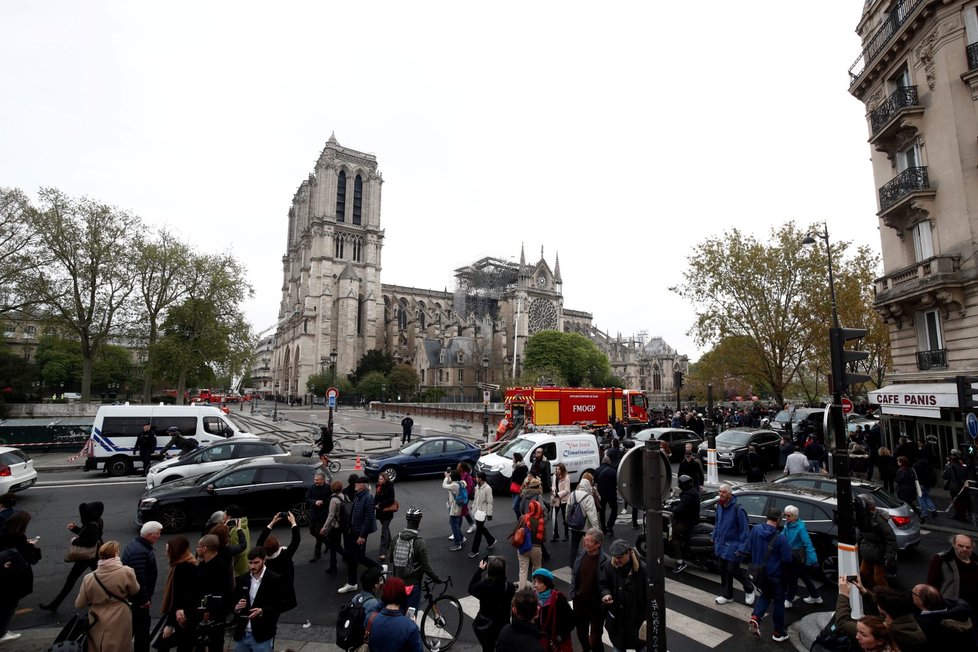 Hasiči už zcela zlikvidovali požár katedrály Notre-Dame. V chrámu jich ale bude ještě asi stovka dál hlídkovat. (16.4.2019)