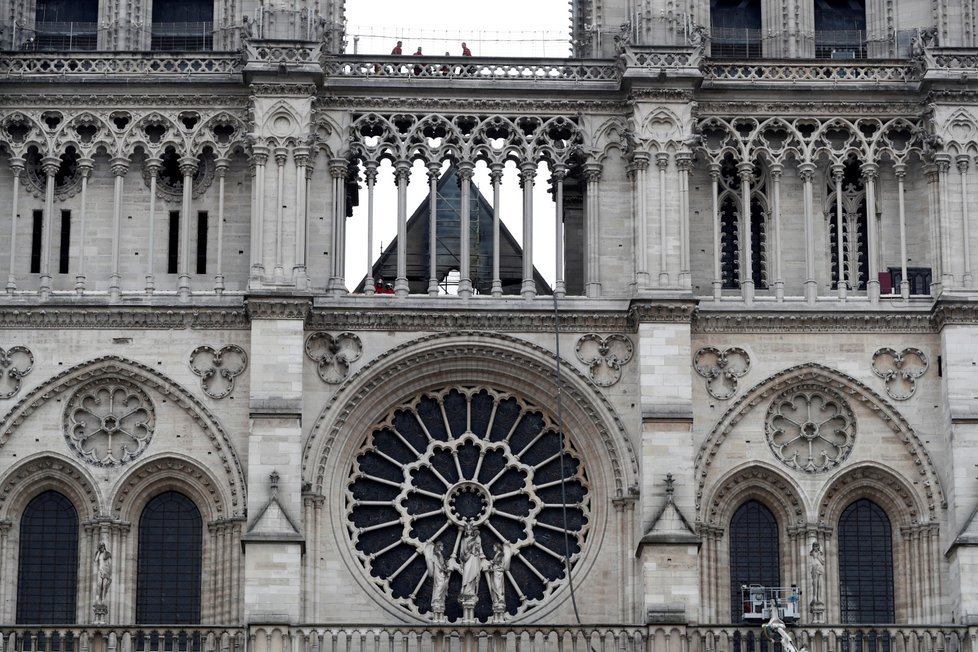 Hasiči už zcela zlikvidovali požár katedrály Notre-Dame. V chrámu jich ale bude ještě asi stovka dál hlídkovat. (16. 4. 2019)