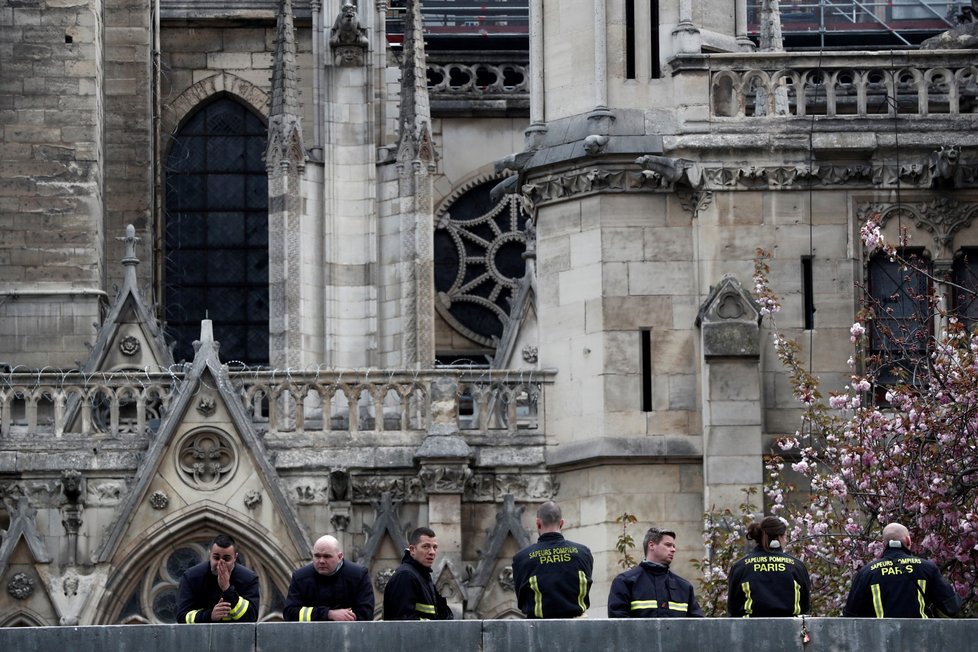 Hasiči už zcela zlikvidovali požár katedrály Notre-Dame. V chrámu jich ale bude ještě asi stovka dál hlídkovat. (16. 4. 2019)