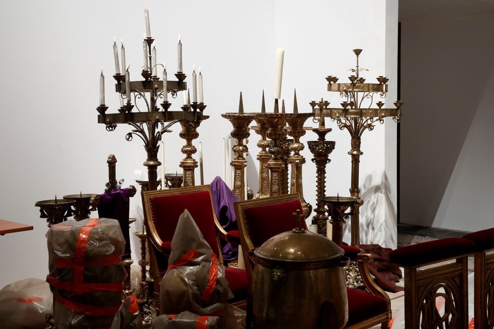 Artefakty zachráněné z hořícího chrámu se shromažďují v pařížské radnici. (19. 4. 2019)