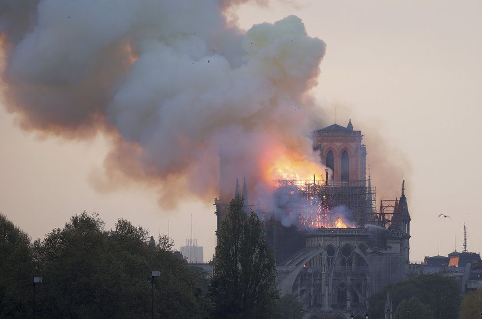 V pařížském Notre-Dame vypukl 15. 4. 2019 požár.