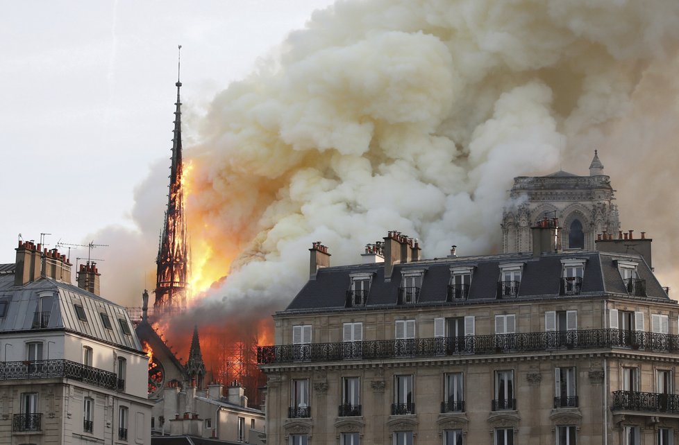 V pařížském Notre-Damu vypukl 15.4.2019 požár