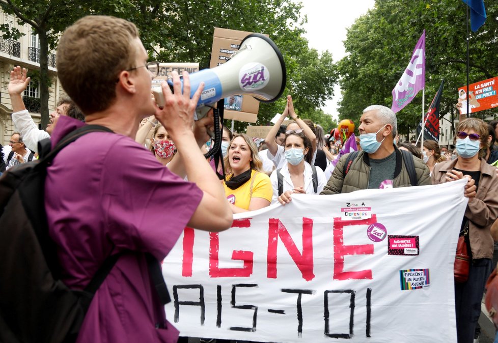 Pařížané protestují proti chování vlády při pandemii.