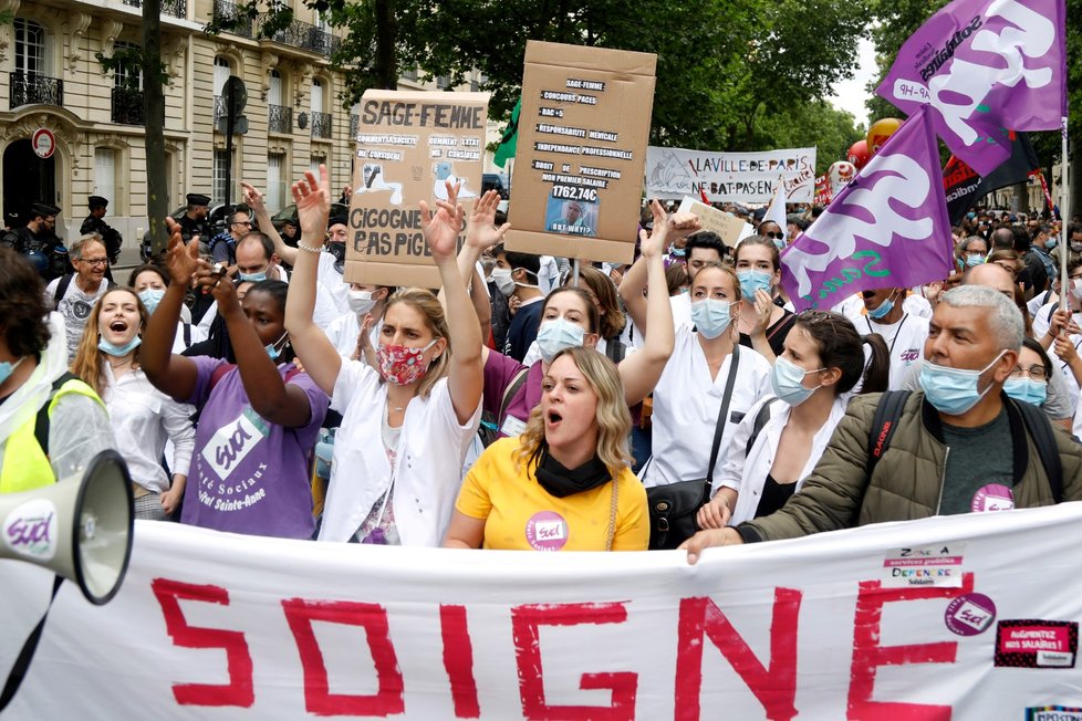 Pařížané protestují proti chování vlády při pandemii.