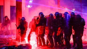 Zapálené výlohy i auta. Pařížský protest proti policejní brutalitě měl drsnou dohru