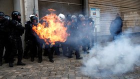 Pařížský protest proti brutalitě měl násilnou dohru (5. 12. 2020)