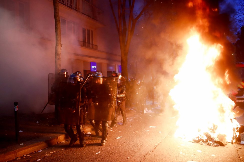 Pařížský protest proti brutalitě měl násilnou dohru (5. 12. 2020)