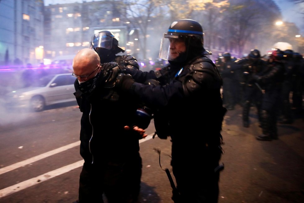 Pařížský protest proti brutalitě měl násilnou dohru (5. 12. 2020)